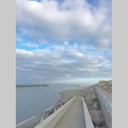 Apartamento Bilocale Sul Mare Marina Di Pisa Exterior foto
